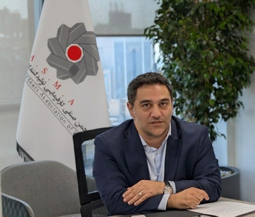 دکتر مهدی محمدی رئیس هیأت مدیره انجمن تولیدکنندگان فولاد آلیاژی در یادداشتی بسیار مهم در روزنامه صمت نوشت: متاسفانه سیاست غلط دولت و بانک مرکزی در خصوص نرخ فروش ارز حاصل از صادرات صنایع از جمله فولاد (حدود ۷۰ هزار تومان به ازای هر دلار کنونی) به این منجر شده است که در ۱۸ ماهه منتهی به پایان شهریور سال ۱۴۰۴ نزدیک ۳۰۰ هزار میلیارد تومان پول از صنعت فولاد کنده شود و در طول زمان به سمت رانتخواران ارز سرازیر شود. با این‌که رانتخواری دلالان ارزی و از جمله چند دلال خارجی در این موضوع بسیار ملموس است اما تاکنون دولت و بانک مرکزی اقدامی در جهت حذف بستر رانت ارزی انجام نداده‌اند و لازم است نهادهای نظارتی و امنیتی این موضوع را مورد بررسی قرار دهند که چرا تمام شرکت‌های زنجیره آهن و فولاد از سنگ آهن گرفته تا محصولات فولادی باید درآمدی که حق قانونی و شرعی آن‌ها است را از دست دهند و این پول به جیب دلالان و از جمله چند دلال خارجی برود؟ آیا می‌دانند این رویه باعث زیان و نهایتاً ورشکستگی شرکت‌های فولادی خواهد شد که آن نیز باعث از بین رفتن فرصت‌های شغلی کارگران شریف این صنعت می‌شود؟ شواهد نشان می‌دهد که دو شخص خارجی از عوامل بهم‌ریختگی بازار فولاد ایران هستند و آنها از بستری که دولت و بانک مرکزی در اثر سیاست غلطِ ارزی ایجاد کرده‌اند، بهره می‌برند! برای روشن شدن موضوع باید گفت این دو شخص خارجی از طریق شرکت‌های بازرگانی و حتی غیرفولادی اقدام به خرید شمش فولادی در رینگ داخلی بورس کالا و بعضاً خارج از بورس با نرخ‌های ریالی می‌کنند و سپس این شمش فولادی را صادر می‌کنند. بهای تمام شده خرید بورسی و غیربورسی شمش فولادی برای آن‌ها در بندر با شرایط FOB و با استفاده از کارت‌های بازرگانی غیرتولیدی که ارز را نیز به چرخه اقتصاد کشور برگشت نمی‌دهند، حدوداً به ترتیب ۳۶ و ۳۹ هزار تومان به ازای هر کیلوگرم (حتی با احتساب مالیات بر ارزش افزوده و هزینه‌های دیگر) است، در حالی‌که صاحبان این کارت‌های بازرگانی عموماً ارزی به کشور برگشت نمی‌دهند؛ در نتیجه با دلار ۱۱۲ هزار تومانی امروز بازار، بهای تمام شده شمش فولادی خریداری‌شده توسط آنها در بورس و خارج از بورس به ترتیب ۳۲۱ دلار و ۳۴۸ دلار به ازای هر تن می‌شود. در این وضعیت شرکت‌های فولادی داخلی که قادر بوده‌اند شمش تولیدی خود را به قیمت فوب ۴۱۵ تا ۴۲۰ دلار به ازای هر تن به طرف‌های خارجی بفروشند، تحت تأثیر دامپینگ این دلالان خارجی فولاد ایران قرار گرفته‌اند. این در حالی است که بورس و گمرک هیچ سیستم یکپارچه و نظام‌مندی برای ردیابی کالاهای فروش رفته در بورس کالا جهت مصرف داخلی را که طی سواستفاده دلالان با کارت‌های بازرگانی پوششی صادر می‌شود، ندارند! این دلالان، شمش فولادی را به همان ‌مشتریان سابق شرکت‌های ایرانی با توجه به بهای تمام‌شده ۳۲۱ و ۳۴۸ دلاری‌شان، با قیمت حدود ۳۸۰ تا۳۹۰ دلار به ازای هر تن می‌فروشند تا شرکت‌های ایرانی بازارهای خارجی قبلی را که اخیراً با نرخ حدود ۴۱۵ تا ۴۲۰ دلار می‌فروختند، از دست دهند. همچنین این دلالان بعضاً با شرکت آنلاین فروش ایرانی به واردات با بیش‌اظهاری ارزش کالاهای وارداتی اقدام می‌کنند تا در بخش واردات هم بهره سودجویانه ببرند! اثر عمل این افراد حتی بعضاً باعث صادرات میلگرد به قیمتی کمتر از قیمت شمش فولادی شده است؛ به‌طوری که در هفته گذشته (هفته منتهی به ۲۳ آبان) میلگرد صادراتی ایران با شرایط تحویل درب کارخانه ۳۸۵ تا ۴۰۰ دلار به ازای هر تن قیمت داشته که معادل قیمت فوب ۴۰۵ تا ۴۲۰ دلار به ازای هر تن است؛ در حالی که نرخ فوب فروش شمش فولادی توسط فولادسازان مطرح کشور ۴۱۵ تا ۴۲۰ دلار به ازای هر تن است. ارزان‌فروشی و دامپینگ این دلالان باعث شده تا کشورهای واردکننده بر واردات فولاد ایران، تعرفه وضع کنند. علاوه بر این، همان دلالان خارجی در کشورهای خلیج فارس واحدهای نورد در اختیار دارند که شمش فولادی ارزان خریداری‌شده از ایران را با هزینه‌ای جزئی به میلگرد تحت استاندارد کشور مقصد تبدیل می‌کنند و آن را با قیمت ۶۲۰ دلار به ازای هر تن در بازار امارات می‌فروشند. اینکه طرح می‌شود از سال ۱۳۹۷ تاکنون نزدیک به ۱۰۰ میلیارد دلار ارز ناشی از صادرات غیرنفتی کشور به چرخه اقتصادی کشور بازنگشته، مسئله‌ای است که نباید به سادگی از کنار آن گذشت! باید بدانیم که اگر درصد بازگشت ارز شرکت‌ها از سطح حداقلی کمتر باشد، این شرکت‌ها دچار محدودیت‌های مختلف از ابطال کارت بازرگانی گرفته تا عدم برخورداری از مزیت‌های مالیاتی و محرومیت از تسهیلات بانکی و … می‌شوند. در اجرای بند ۶ ماده ۱۰ آئین نامه اجرایی قانون مقررات صادرات و واردات کلیه کارت‌های بازرگانی که بازگشت ارز آن‌ها کمتر از ۶۰ درصد است، به صورت سیستمی توسط سامانه اعتبارسنجی و رتبه‌بندی اعتباری پایش شده و پس از اخطار با مهلت یک ماهه در صورتی که ظرف مدت مذکور میزان رفع تعهد آنها به بیش از ۶۰ درصد نرسیده باشد، کارت بازرگانی آنها تعلیق می‌گردد که این رقم اخیرا قرار بود به ۸۰ درصد ارتقا یابد. این در حالی است که شرکت‌های تولیدی مطرح این قیود را رعایت می‌کنند و برگشت ارز را طبق چارچوب دستورالعمل‌های بانکی انجام می‌دهند، اما صاحبان کارت‌های بازرگانی غیرتولیدی با نام اشخاص حقیقی وجود دارند که صدها میلیون دلار از ارز صادراتی کشور را برگشت نداده‌اند. برای مثال خانم ف. ط. ۱۶۴ میلیون دلار، آقای م. ا. ۱۳۱ میلیون دلار،آقای ر.ع. ۱۲۷ میلیون دلار، آقای س.ع.ا.ا. ۱۰۱ میلیون دلار، آقای م.س. ۹۰ میلیون دلار، خانم ف.ب.ک.۸۴ میلیون دلار و بسیاری اشخاص حقیقی و بعضاً شرکت‌های دیگر در فهرست عدم بازگشت‌دهندگان ارز قرار دارند! رقم ۳۰۰ هزار میلیارد تومان بستر رانت ارزی که در صادرات زنجیره آهن و فولاد طی ۱۸ ماهه منتهی به پایان شهریور از شرکت‌های فولادی کنده شده، با فرض عدم استفاده از ارز ناشی از صادرات برای واردات خود، به این نحو محاسبه شده است: صادرات زنجیره فولاد از سنگ آهن تا انواع محصولات فولادی در سال ۱۴۰۳ و شش ماهه اول ۱۴۰۴ به ترتیب معادل ۶.۸۸ و ۴.۰۴ میلیارد دلار بوده است. تفاوت نرخ بازاری دلار با نرخ سامانه نیما و تالار اول مرکز مبادله به طور متوسط در سال ۱۴۰۳، ۲۰ هزار تومان و در نیمه نخست سال۱۴۰۴ حدود ۴۰ هزار تومان بوده است. حاصلضرب این اعداد به ترتیب ۱۳۷.۶ هزار میلیارد تومان در سال گذشته و ۱۶۱.۶ هزار میلیارد تومان در نیمه نخست سال جاری می شود؛ در واقع، جمع مبلغ خارج‌شده از جیب شرکت‌های زنجیره از سنگ آهن تا محصول نهایی فولادی، ۲۹۹.۲ هزار میلیارد تومان در ۱۸ ماهه منتهی به پایان شهریور امسال بوده است. این بستر رانت حدوداً ۳۰۰ همتی توسط دولت و بانک مرکزی در اثر سیاست ارزی چندنرخی، برای دلالان سودجوی داخلی و خارجی ایجاد شده است. تنها راهکار برای کاهش اثر منفی مسئله فوق، امکان استفاده از تالار دوم مرکز مبادله برای صادرکنندگان زنجیره آهن و فولاد است که تفاوت نرخ ارز حدود ۶۰ درصدی را به حدود ۱۰ تا ۱۵ درصد می‌رساند و بسیاری از مشکلات دیگر زنجیره را حل کرده و تجدید توازن صورت می‌گیرد. گفتنی است اگر سیاست ارزی کشور درست می‌بود و فرضاً نرخ دلار فقط ۱۱۲ هزار تومان ‌بود، شرکتی مثل فولاد خوزستان که در ۶ ماهه اول ۱۴۰۴ حدود ۶۴۴ میلیارد تومان سود در سامانه کدال افشا کرده است،برای همان دوره بیش از ۸.۳ همت سود خالص داشت و ‌حتی با فرض نرخ تالار دوم مرکز مبادله حدود ۶ همت سود می‌داشت. (جمع صادرات بیلت و اسلب فولاد خوزستان در این دوره بیش از ۴۶۷ هزار تن بوده که حتی اگر با نرخ میانگین حداقلی ۴۱۰ دلار به ازای هر تن محاسبه کنیم، درآمد ارزی حدوداً ۱۹۱.۵ میلیون دلاری به همراه دارد که تفاوت ریالی آن بر مبنای نرخ ارز آزاد و مبادله‌ای ۷.۷ همت خواهد بود و این میزان سودی است که از دست این شرکت خارج شده است و جمع آن با سود فعلی آن به ۸.۳ همت خواهد رسید.) اکنون با همین فرمول محاسبه کنید که در سال ۱۴۰۳ کل صادرات غیرنفتی ایران طبق آمار گمرک جمهوری اسلامی حدود ۵۸.۶ میلیارد دلار (به منبعی دیگر ۴۹.۵۸ میلیارد دلار) بوده که اگر ضربدر اختلاف متوسط ۲۰ هزار تومان نرخ ارز سال قبل شود، حدود ۱۱۷۲ هزار میلیارد تومان می‌شود. در شش ماهه اول سال ۱۴۰۴ نیز صادرات غیر نفتی ۲۵.۹۴ میلیارد دلار بوده که اگر این عدد را ضرب در ۴۰ هزار تومان متوسط اختلاف نرخ‌های ارز نماییم، معادل بیش از ۱۰۳۸ هزار میلیارد تومان اختلاف ریالی داریم. این یعنی با سیاست غلط فعلی ارزی دولت و بانک مرکزی در ۱۸ ماهه منتهی به پایان شهریور ۲۲۱۰ هزار میلیارد تومان بستر رانت ایجاد شده است. این میزان اختلاف ریالی، با نرخ روز دلار، رانتی معادل حدود ۲۰ میلیارد دلار است! این سیاستگذاری‌های دولت و بانک مرکزی باعث ایجاد چنین بستر رانتی در اقتصاد شده که باعث توسعه قاچاق به شکل قانونی شده است که مصداق آن، سوء استفاده از صنعت فولاد توسط دلالان داخلی و خارجی است که منجر به زیاندهی صنایع فولادی شده است. ضمناً باید اشاره کرد در حالی واردکنندگان از دلار ۷۰ هزار تومانی تخصیصی برای واردات استفاده می‌کنند که کالاهای وارداتی را به مردم با سود کلان بر مبنای نرخ بازار آزادِ دلار می‌فروشند. راهکار اصلی برای کاهش اکثر مشکلات فعلی تولید و برگرداندن حقوق ضایع شده تولیدکنندگان، در حالت حداقلی، عرضه ارز حاصل از صادرات در تالار دوم مرکز مبادله و در بهترین حالت، تک‌نرخی کردن ارز است که در شعارهای انتخاباتی رئیس جمهور وجود داشت و نه تنها اصلاحی طبق شعار رئیس جمهور محترم در رویه‌های اجرایی صورت نگرفته بلکه تاکنون وضعیت ارزی کشور بدتر از قبل هم شده است.کافی است تاریخ را بخوانیم و رویه درستی که در دولت دکتر مصدق اجرا می‌شد را به‌کار ببرند؛ رویه‌ای که در آن، تناظری بین واردات و صادرات و معامله ارز بین صادرکننده و واردکننده وجود داشت و البته نرخی منصفانه‌ و غیررانتی نیز به تناسب آن دوران شکل گرفته بود!